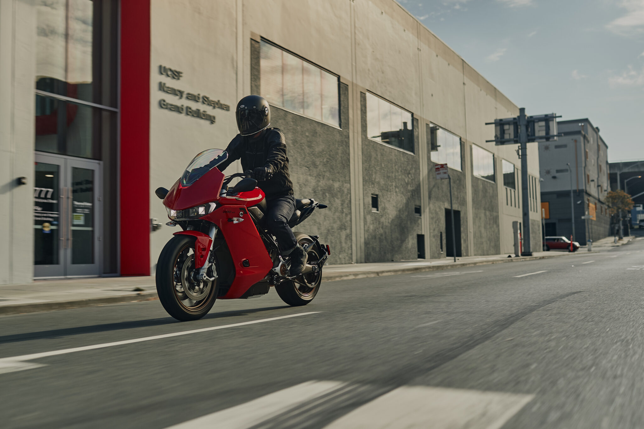 ZERO SR/S moto 100% électrique disponible chez City Bike ! La plus puissante des sportives électriques !